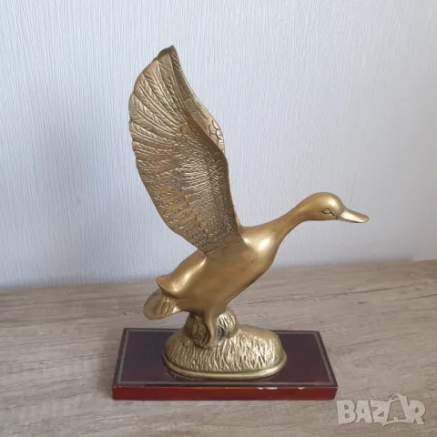 Бронзова фигура на патица