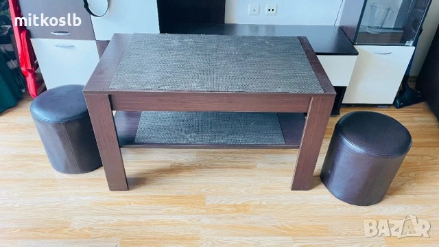 Маса със кожени табуретку