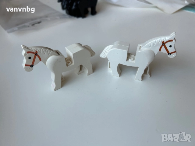 Lego коне - 2 броя бели, снимка 2 - Конструктори - 51445791