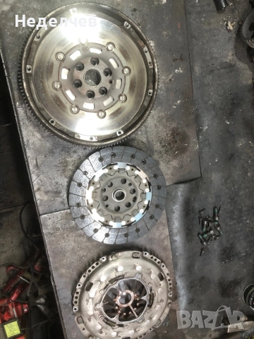 Комплект съединител + демпферен маховик LuK