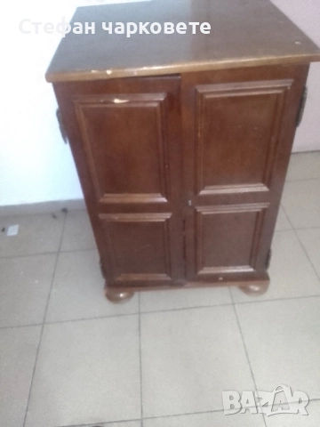 Дървен шкаф от аудио система.