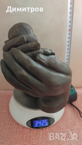 Авторска скулптура бебе във ръце, снимка 3 - Антикварни и старинни предмети - 52788778