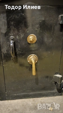 Продавам огнеупорен метален сейф (каса)