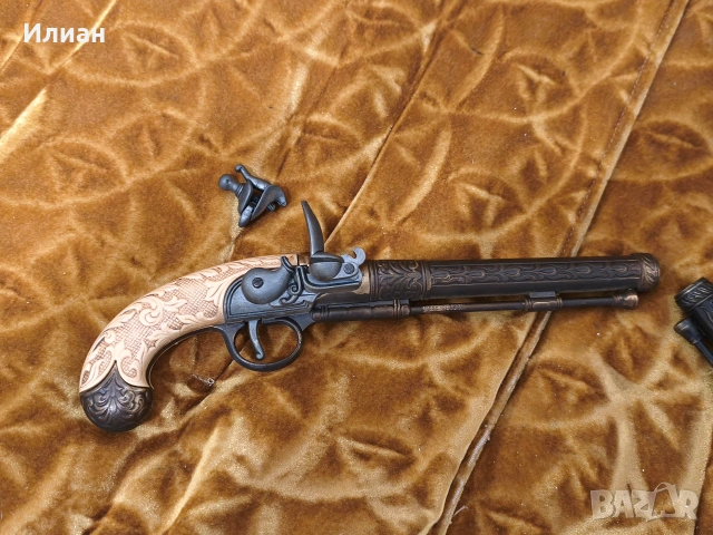 Декоративен комплект старинни пистолети, снимка 3 - Антикварни и старинни предмети - 53514715