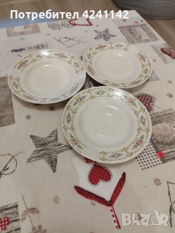 Два шарени сервиза за хранене