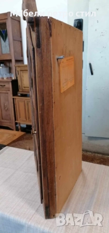 Красива ъглова витрина  от дърво, с декоративна дърворезба в горната част., снимка 9 - Шкафове - 52415443