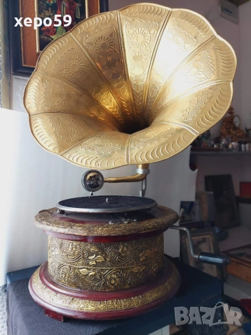 Рядък стар грамофон с фуния с бронзов обков и интарзии