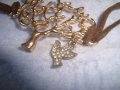 МНОГО КРАСИВА ПОЗЛАТЕНА ФЛОРАЛНА АРТ ГРИВНА с ФИГУРАЛНА ВИСУЛКА ГЪЛЪБЧЕ 15021, снимка 4