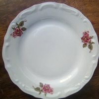 Стара порцеланова чиния на фабрика Изида от 1972 година, снимка 1 - Други ценни предмети - 39515333