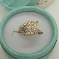 18 К златно покритие позлатен пръстен от медицинска стомана с бели кристали, снимка 1 - Пръстени - 43706934