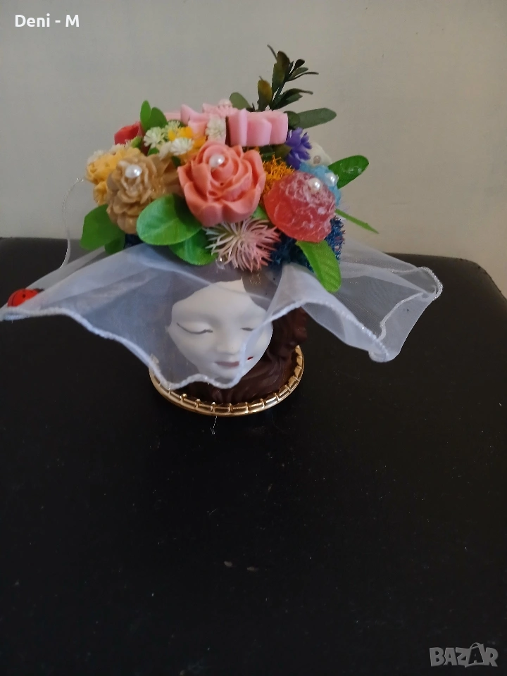 Момиче от керамичен гипс с букет от цветя от глицеринов сапун, снимка 1