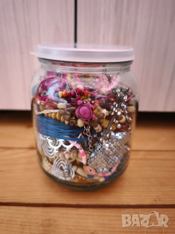 Голям буркан с бижута , снимка 3 - Бижутерийни комплекти - 53579179