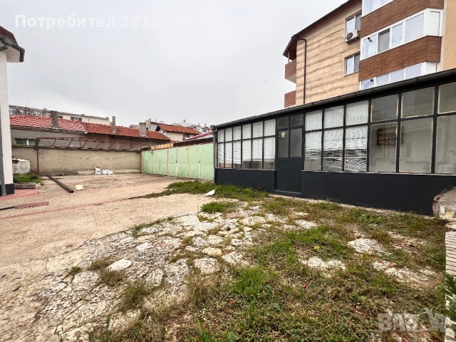 Продава се недвижим имот-  офис сграда, жилищна сграда ателие и гаражи  , снимка 15 - Къщи - 52691439