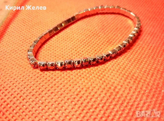 НЕЖНА ПОСРЕБРЕНА ЕЛАСТИЧНА ГРИВНА с ФАСЕТИРАНИ КАМЪЧЕТА КРИСТАЛЧЕТА 30735, снимка 3 - Гривни - 47316200