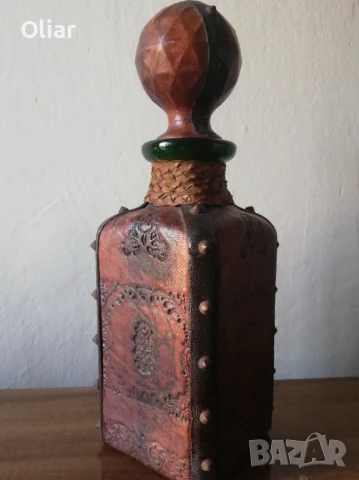 Красива и нестандартна бутилка от стъкло и щампирана кожа., снимка 3 - Антикварни и старинни предмети - 50749038