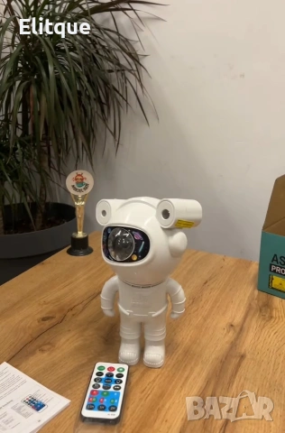 Лампа астронавт с 12 различни светлинни ефекти: Освети космоса в твоята стая