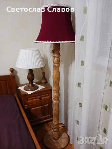 Висок лампион с красива тъмно червена шапка 