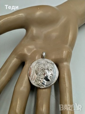 Сребърен медальон – монета, подражание  на антична монета от Атина, с подарък връзка, снимка 6 - Колиета, медальони, синджири - 32346397