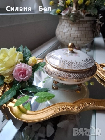 Луксозна Порцеланова Кутия (Бонбониера) с Позлата и Капак