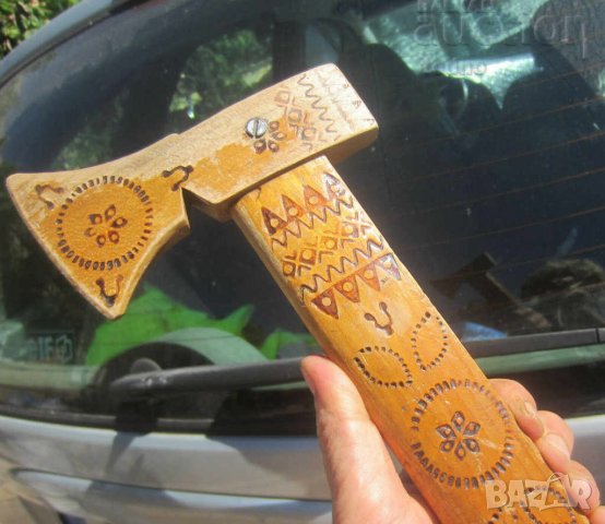 Дървен бастун с форма на брадва, стар, пирографиран