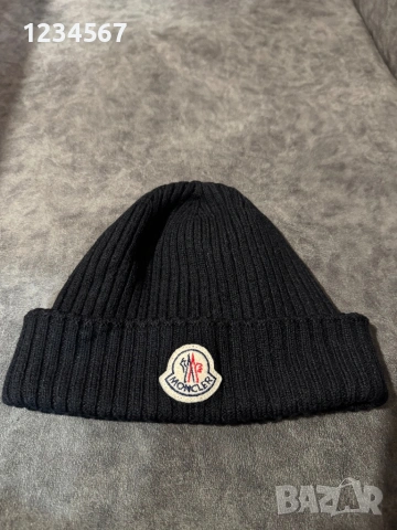 Зимна шапка Moncler.