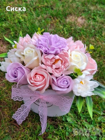 Нежен букет със седемнадесет сапунени цветя от пластичен сапун в бяла кашпа  , снимка 3 - Подаръци за жени - 50494894