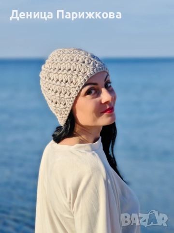 Ръчно плетена релефна шапка „Стела“ с подвижен пухкав помпон, снимка 6 - Шапки - 52593633