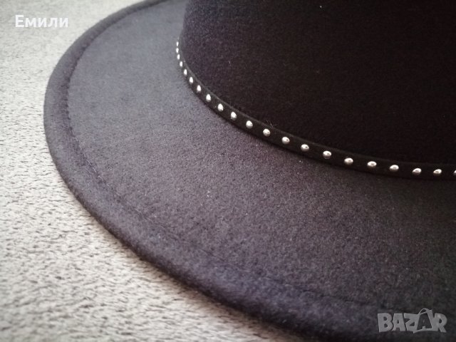 Черна дамска шапка с периферия и декоративни детайли в сребрист цвят, снимка 6 - Шапки - 43554291