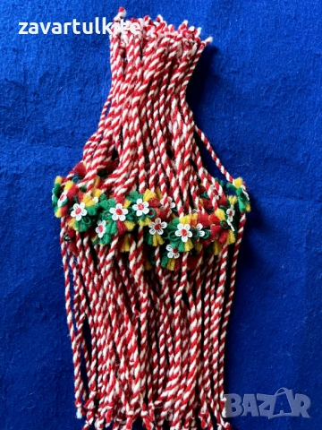 Мартеници гривни с бяло мини цветче, снимка 3 - Гривни - 53137546