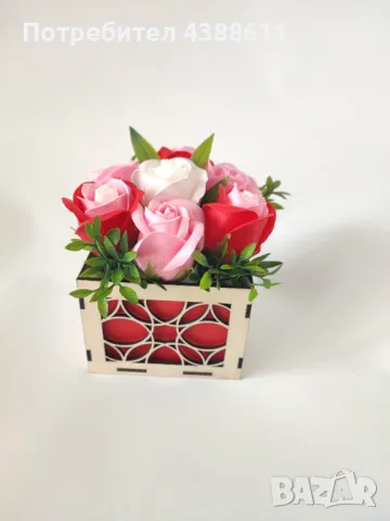 Дървена кошничка със сапунени рози