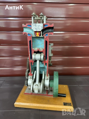 Соц Учебен Модел на Двигател с Вътрешно Горене Разрез