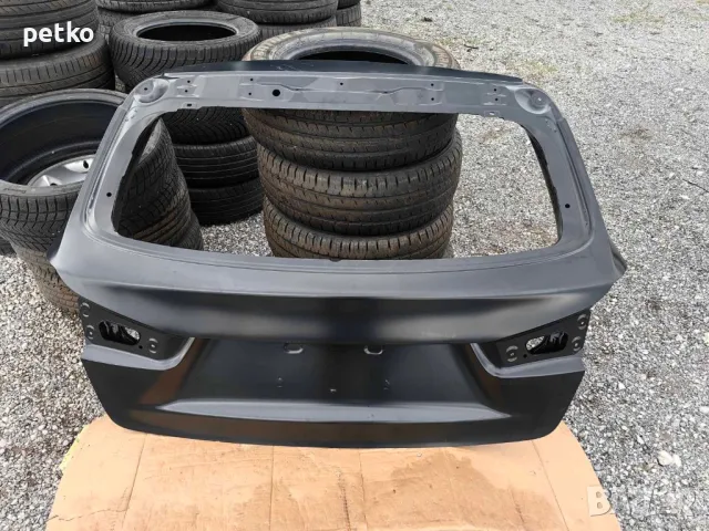 Продавам заден капак за Мицубиши асх. Нов. 