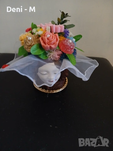 Момиче от керамичен гипс с букет от цветя от глицеринов сапун