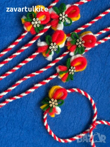 Вълнени мартеници гривни с дървено цвете, снимка 2 - Декорация за дома - 53090254