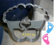 Бебешки крачета стъпки с дупка сърце пластмасов резец форма фондан тесто бисквитки, снимка 1 - Форми - 27398420