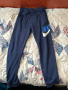 Анцунг Nike син в много добро състояния няма дупки нито петна размер 147-158, снимка 1 - Детски панталони и дънки - 44911316