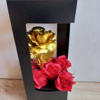 Комплект "златна" роза и сапунени рози налично, снимка 1 - Декорация за дома - 39707411