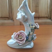 Порцеланова ваза с цветя рози , снимка 1 - Антикварни и старинни предмети - 33559203