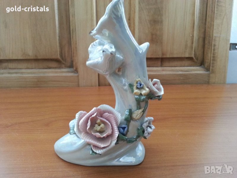 Порцеланова ваза с цветя рози , снимка 1