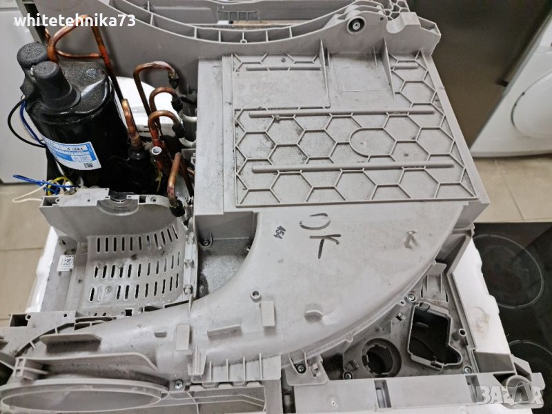 Дъно от сушилня AEG със компресора, снимка 1