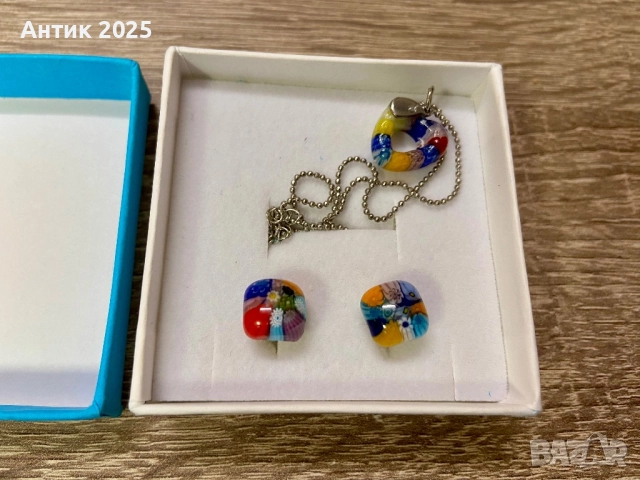 Ярък комплект от муранско стъкло: обеци тип „пусети“ и медальон-сърце на верижка, снимка 4 - Бижутерийни комплекти - 52856366