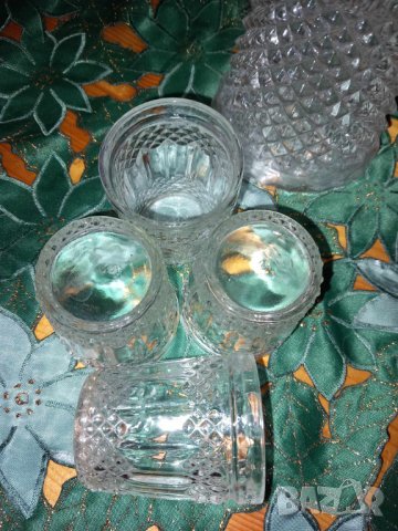 Гарафа, девет чашки и купичка за ядки релефно стъкло, снимка 9 - Други - 42035678