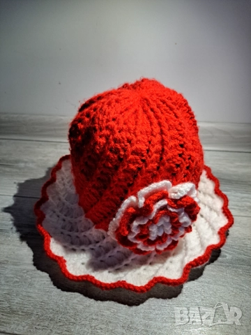 Ръчно плетена шапка двуцветна модел мартеница федора с голямо цвете, снимка 3 - Шапки - 52693293