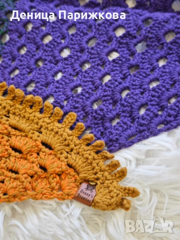 Ръчно плетен триъгълен шал наметка с ресни "Горски полъх", снимка 3 - Шалове - 52771398