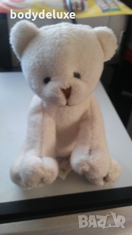 малко бяло плюшено мече