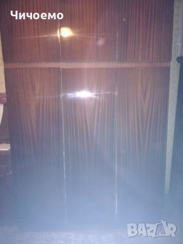 Подарявам трикрилен гардероб с надстройка град Варна