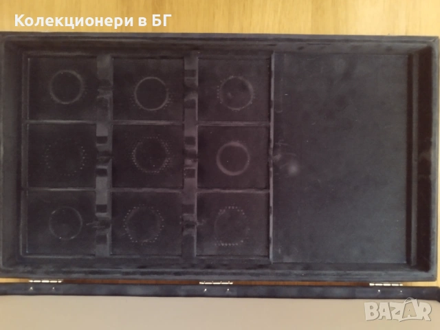 ГОЛЯМА ВЕЛУРЕНА КУТИЯ  ЗА СЪХРАНЕНИЕ НА МОНЕТИ, снимка 4 - Нумизматика и бонистика - 53457524