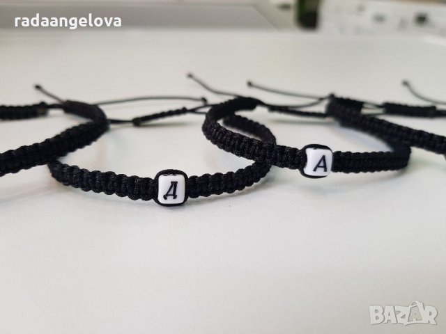 Гривни с квадратни букви  