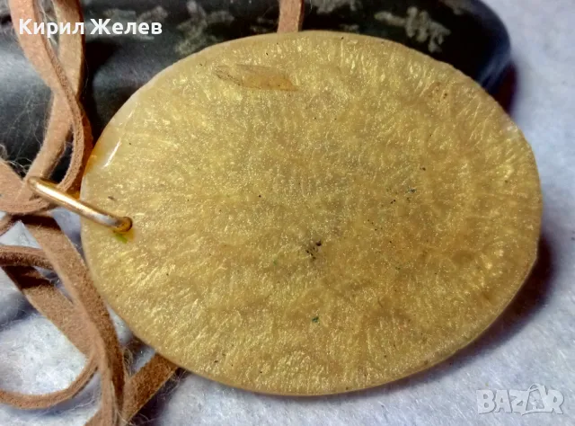 ОЧАРОВАТЕЛЕН СТАР ФЛОРАЛЕН ВИНТИДЖ МЕДАЛЬОН СИНТЕТИЧА Арт СМОЛА с ВЕЛУРЕНО ШНУРЧЕ 48759, снимка 3 - Колиета, медальони, синджири - 48828228