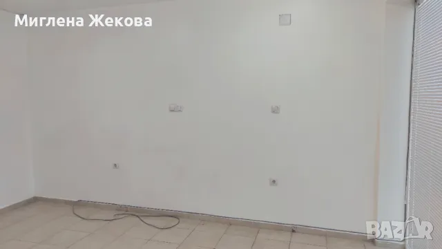 Давам под наем ПОМЕЩЕНИЕ-30 кв.м. площ срещу КОЛХОЗЕН ПАЗАР, снимка 3 - Офиси - 47329683